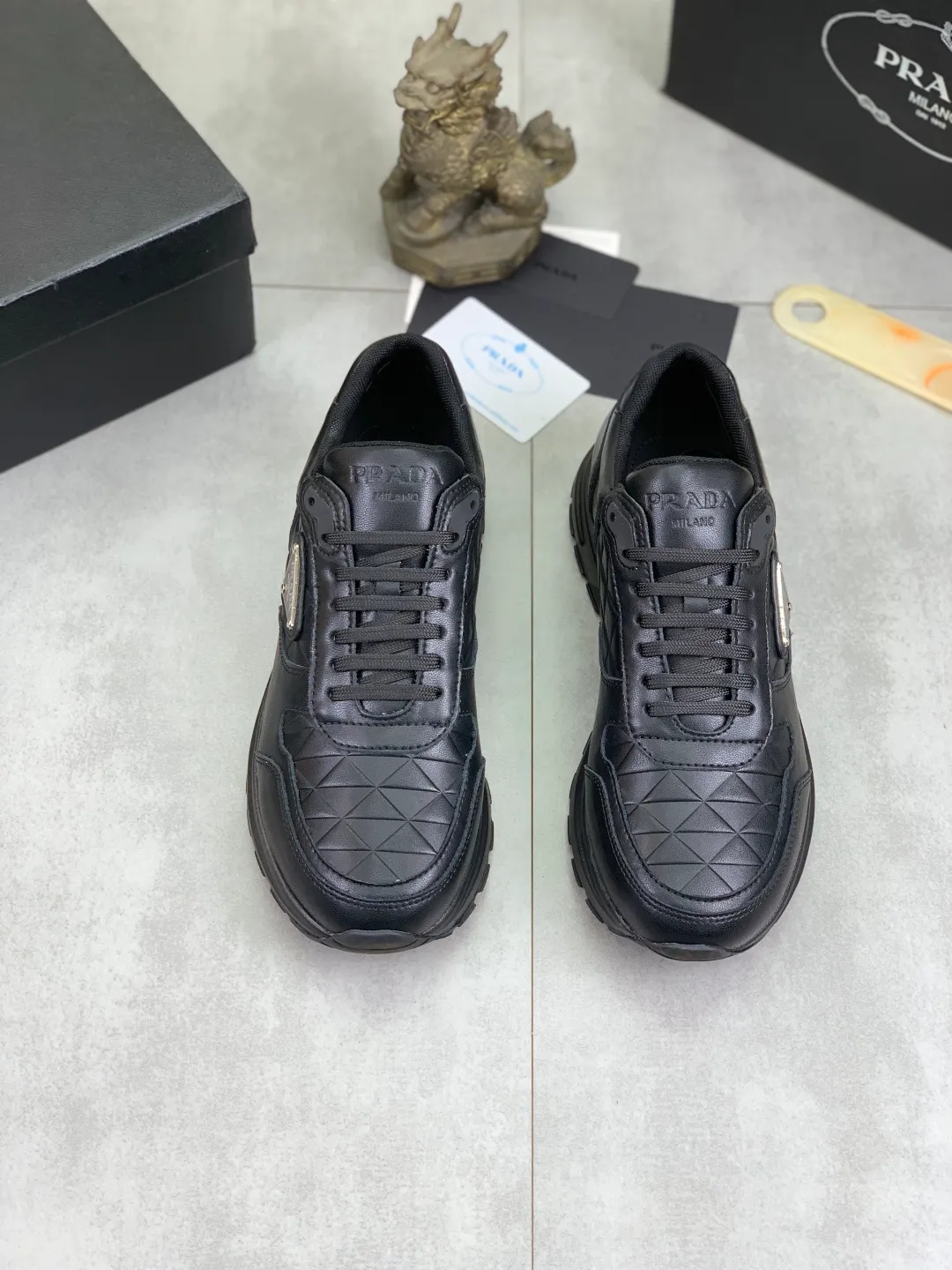 Men's men's shoes 💰P540💰 [New model] popular models are on the official website, 🆘 Trendy brand (Prada) mainly promotes popular models, avant-garde and versatile fashion men's shoes private version mold opening, cowhide surface splicing 1:1 replica... fashionable and simple, original imported cowhide lining cowhide feet; the atmosphere and personality are more fashionable, eye-catching and pursuing class. It will subvert the old idea and be a must-have for fashion trendsetters with you! Must keep it for yourself! Tall and comfortable, large and low, high-end quality workmanship. Code number: 38-44; 2 colors available.